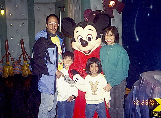 Disney_W_Mickey02.jpg